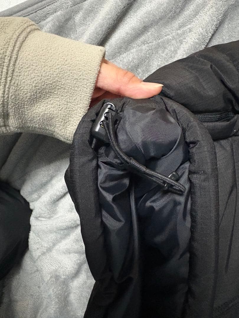 RVCA フード付きベストダウンベスト ブラック フードは取れます。