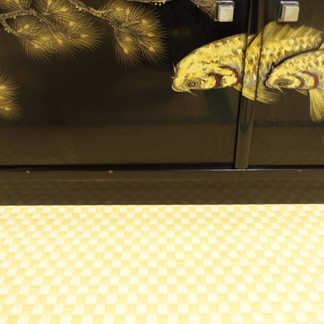 送料無料 輪島塗 沈金師 小西啓介 黒塗 沈金 松鯉図 飾棚 天然木製漆器