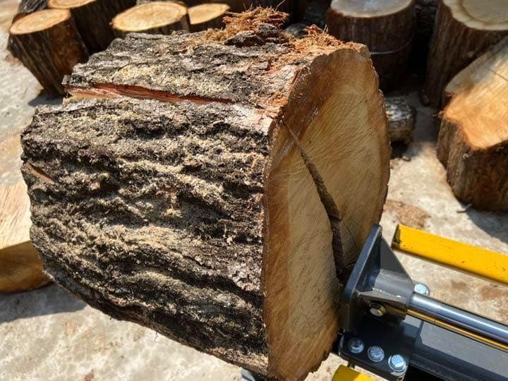 送料無料　到着後すぐに作業　女性にも扱いやすい新型薪割り機　18トン