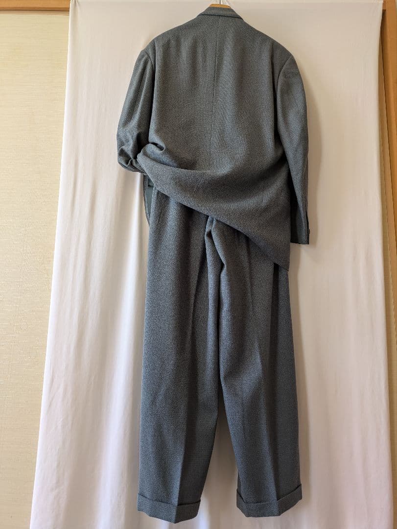 BBCOのライトグリーンのダブルジャケットとストレートパンツのセットアップスーツ