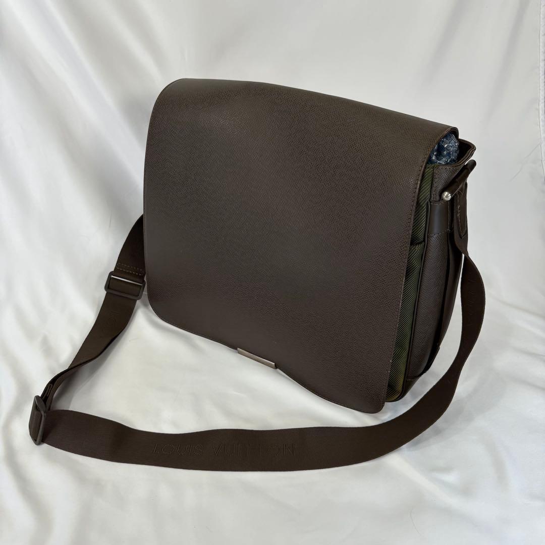 ルイヴィトン　ヴィクトール　タイガ　メッセンジャーバッグ　M30142