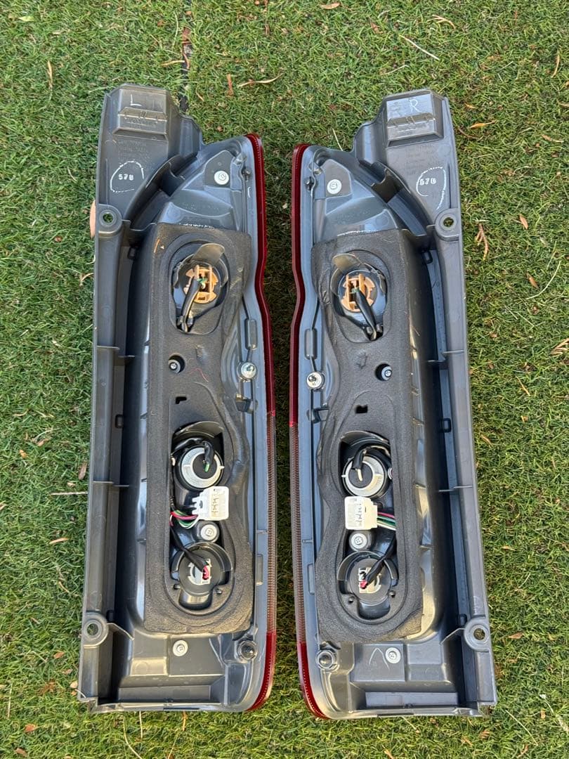 k*a様 トヨタ 200系ハイエース純正テールランプ左右セット