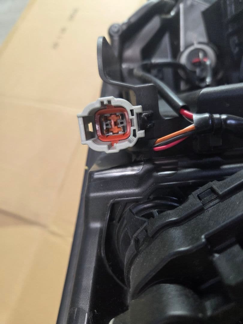 日産 E13ノート左側ヘッドランプ 部番26075-6XK4A