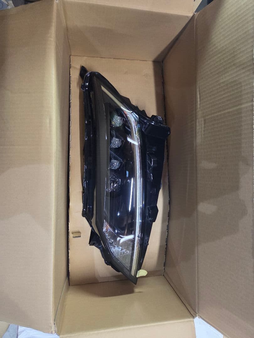 日産 E13ノート左側ヘッドランプ 部番26075-6XK4A