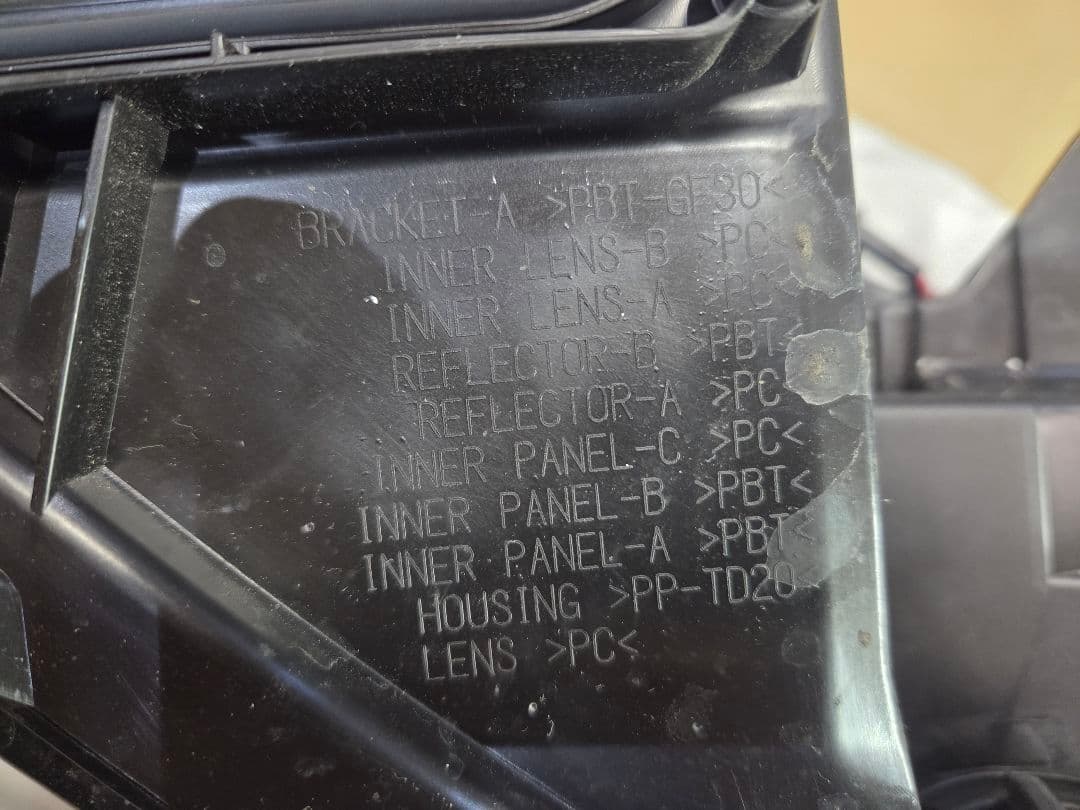 日産 E13ノート左側ヘッドランプ 部番26075-6XK4A