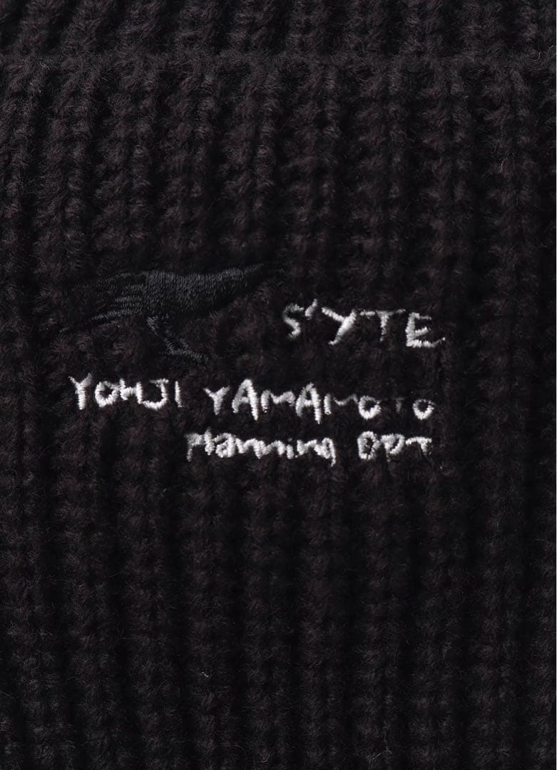 SYTEとNEW ERAのコラボによるイヤーフラップ付きニットキャップ