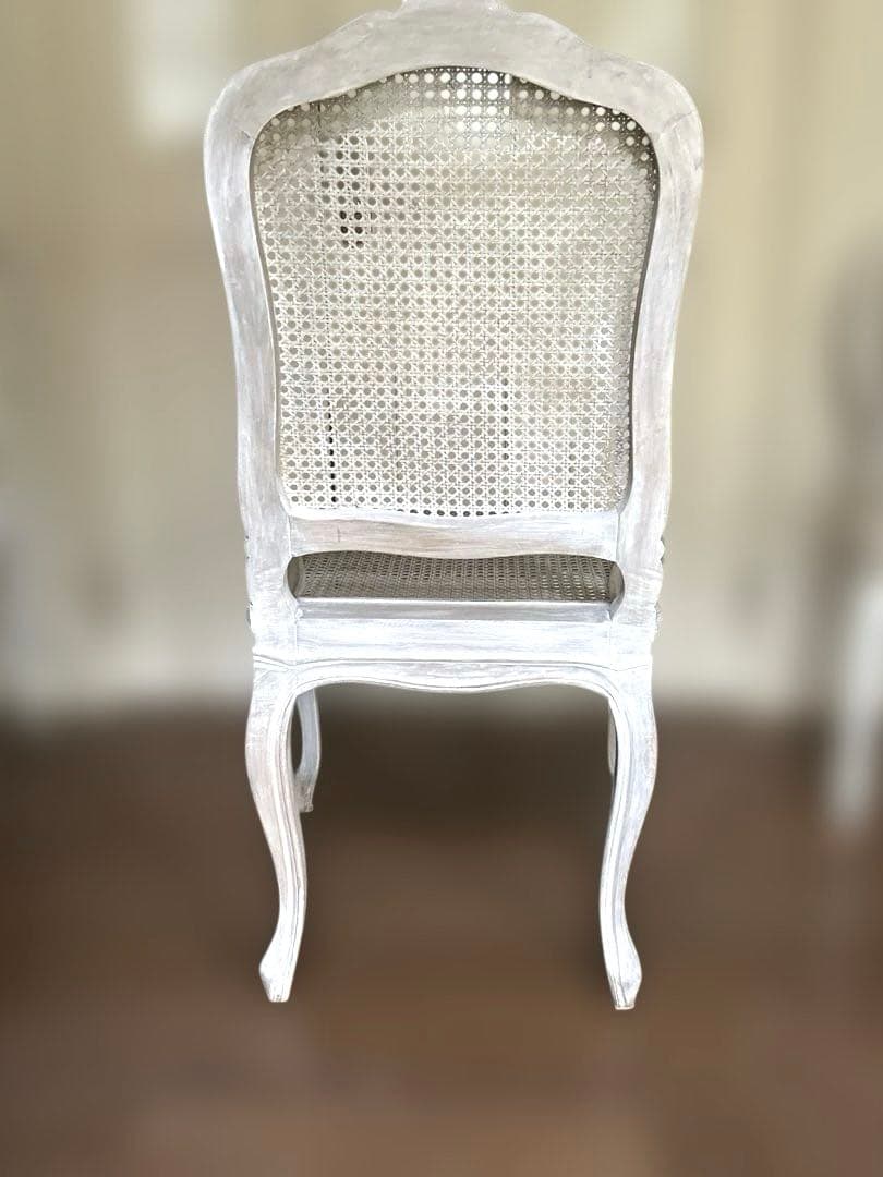 バラのレリーフ　フランスアンティーク調ラタンホワイトチェア　シャビーシック　猫足