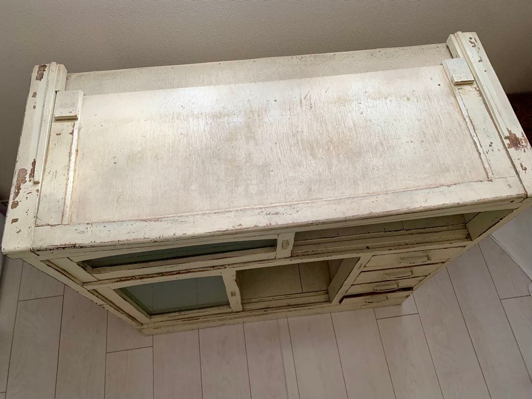 日本の古いアイボリーの水屋キャビネット　水屋　食器棚　アンティーク　昭和レトロ