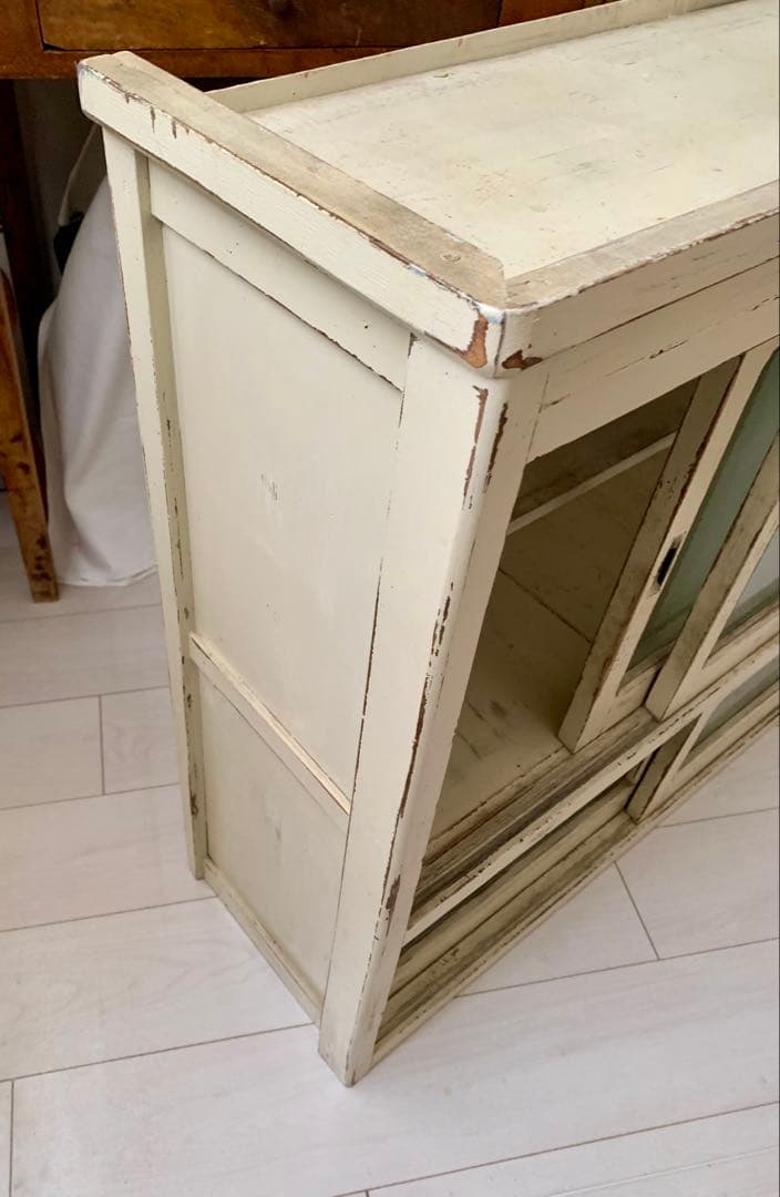 日本の古いアイボリーの水屋キャビネット　水屋　食器棚　アンティーク　昭和レトロ