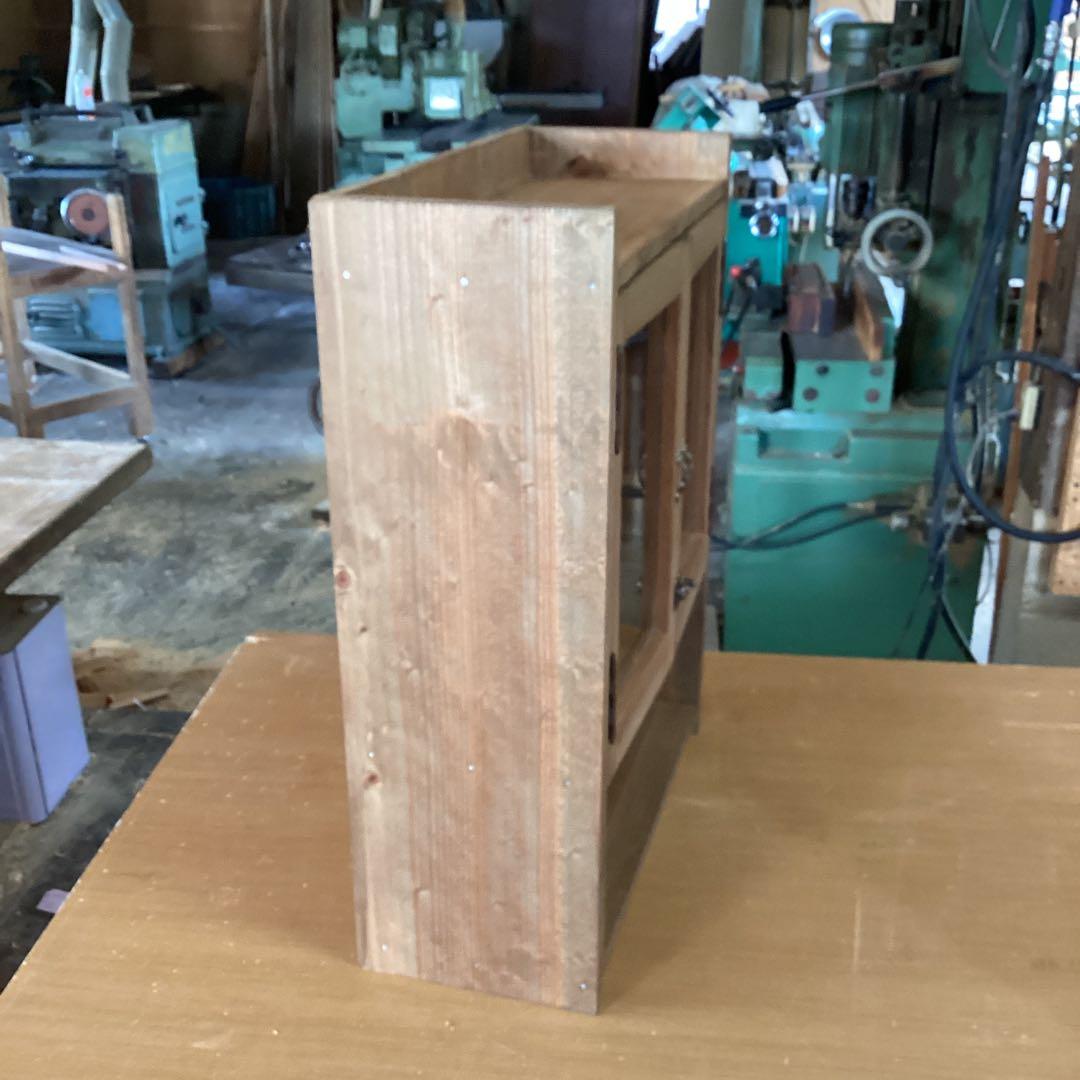 オシャレなガラス戸キャビネット　ウォールナット調