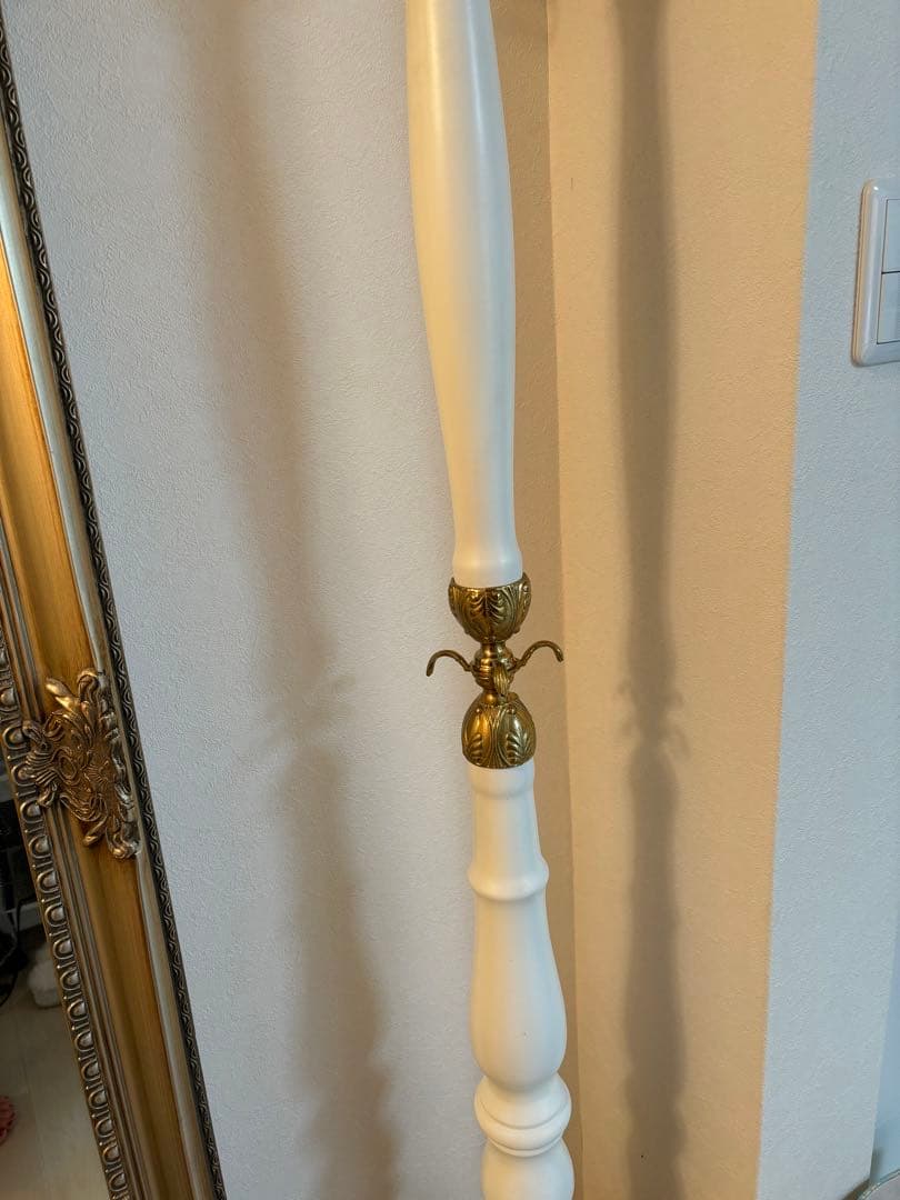 イタリア製ホワイトとゴールドのクラシックコートハンガー