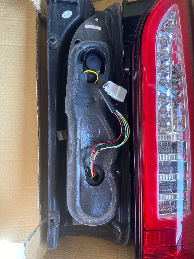 ハイエース200系　テールランプ