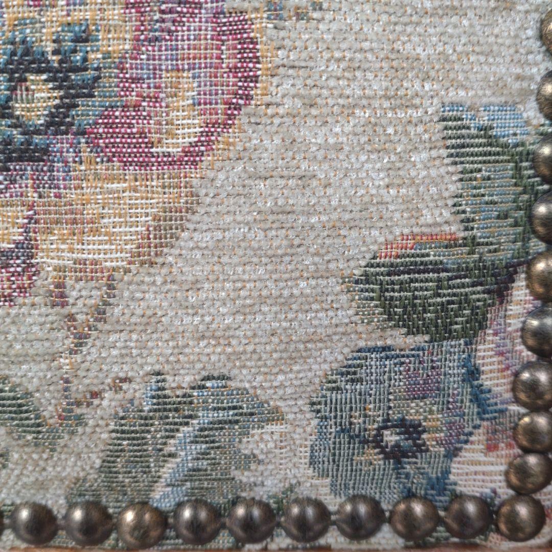 ​【英国アンティーク調】ダイニングチェア ゴブラン織 花柄 鋲打ち 木製　1/4