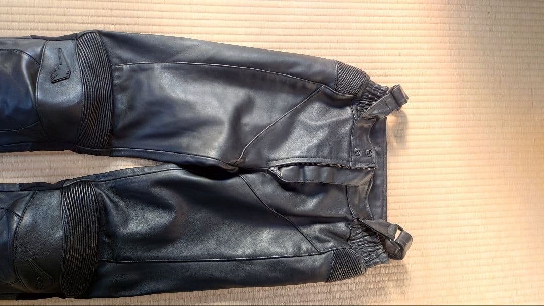 クシタニ レザーパンツ ブラック