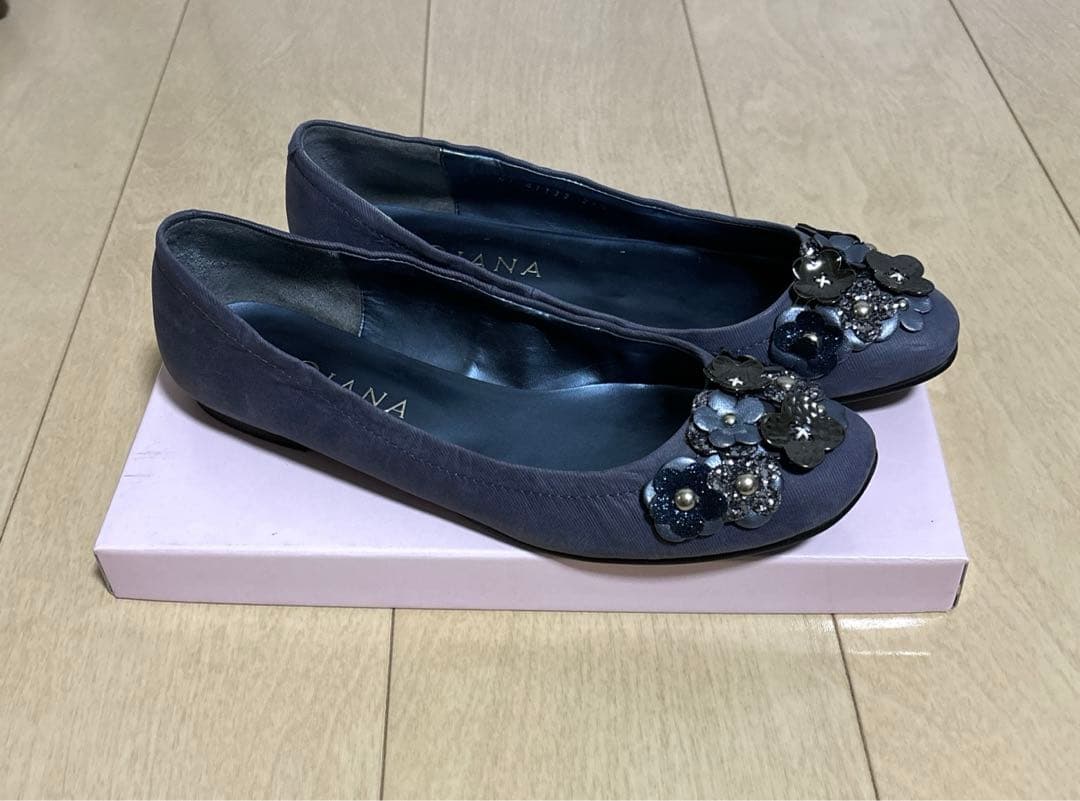 DIANAビジュー付きブルー　フラットシューズ