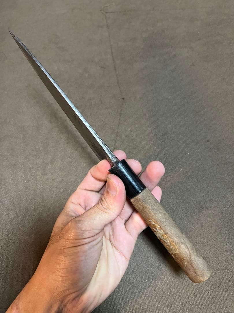 小山手作り包丁3本と模様入りのダガーナイフ1本のセットです。