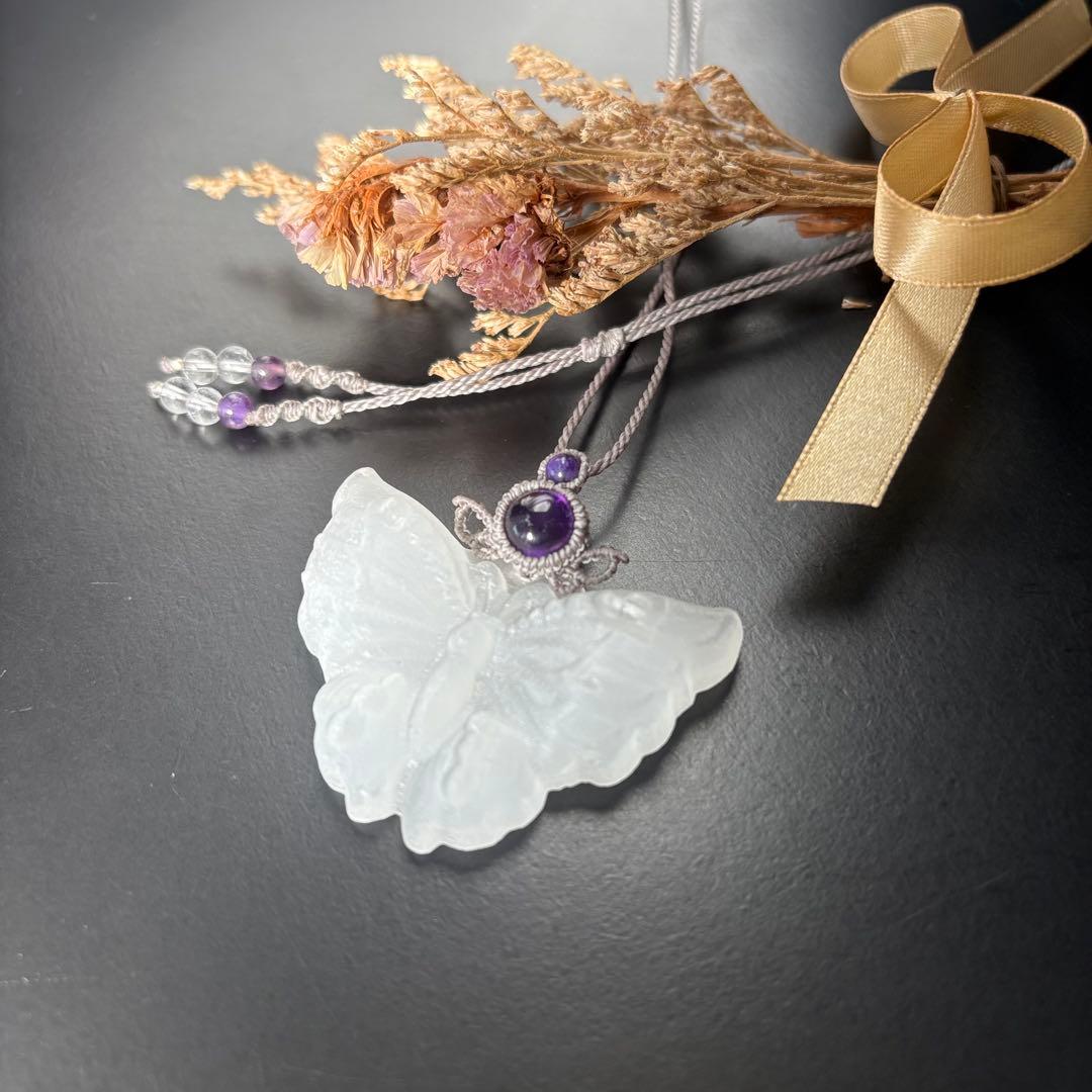 【個性的】蝶形セレナイト×アメジスト×チャロアイトのマクラメネックレス