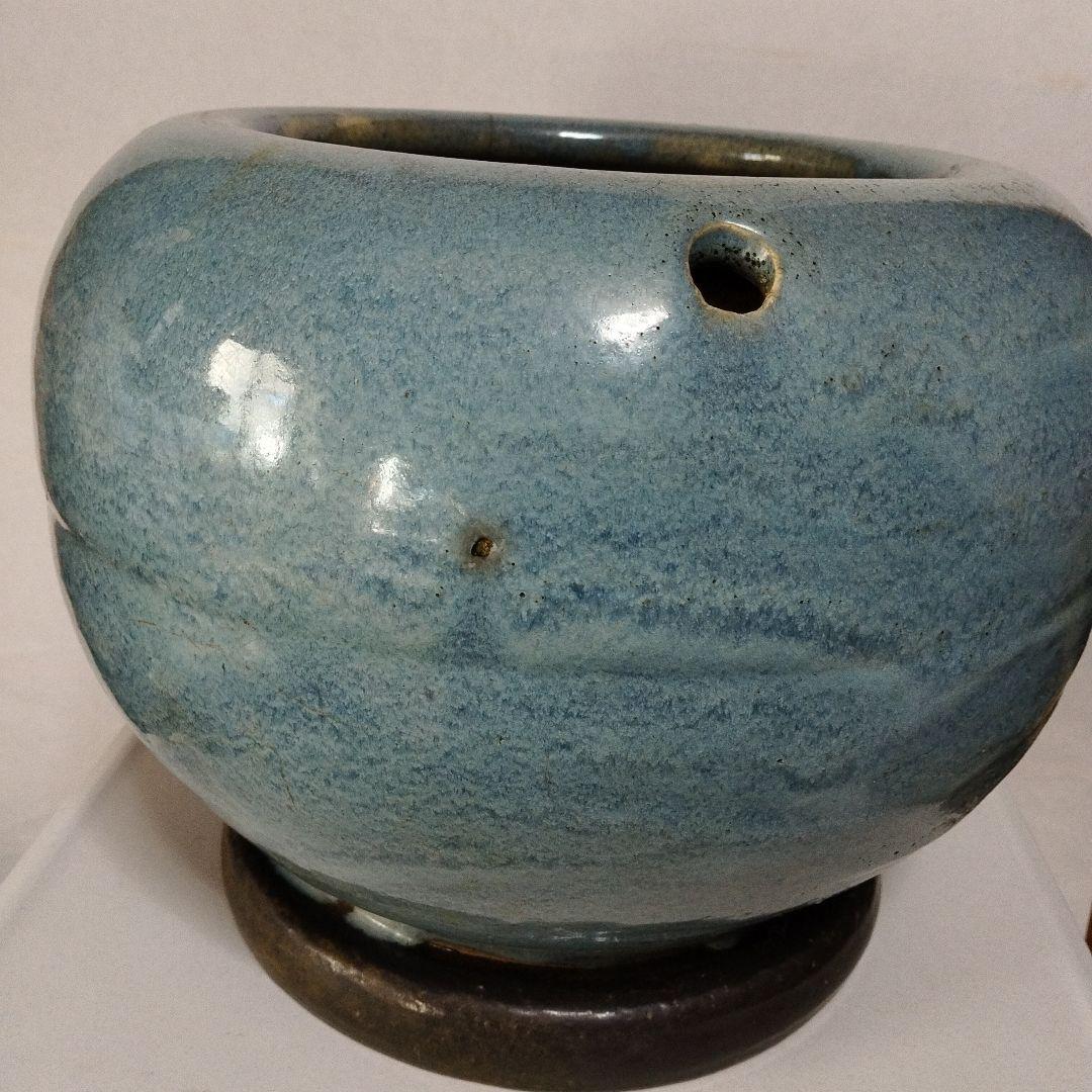 青色釉薬の陶器火鉢