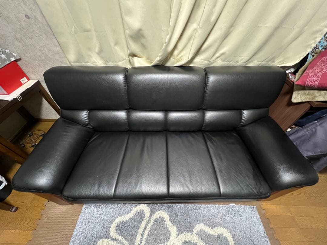 黒い合成皮革の2人掛けソファ