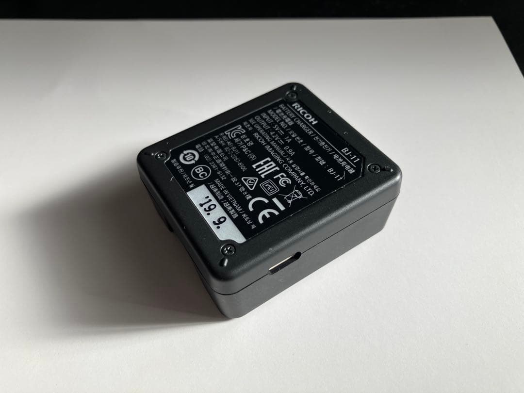 RICOH GRⅢ 美品(新同品バッテリー、充電器付)