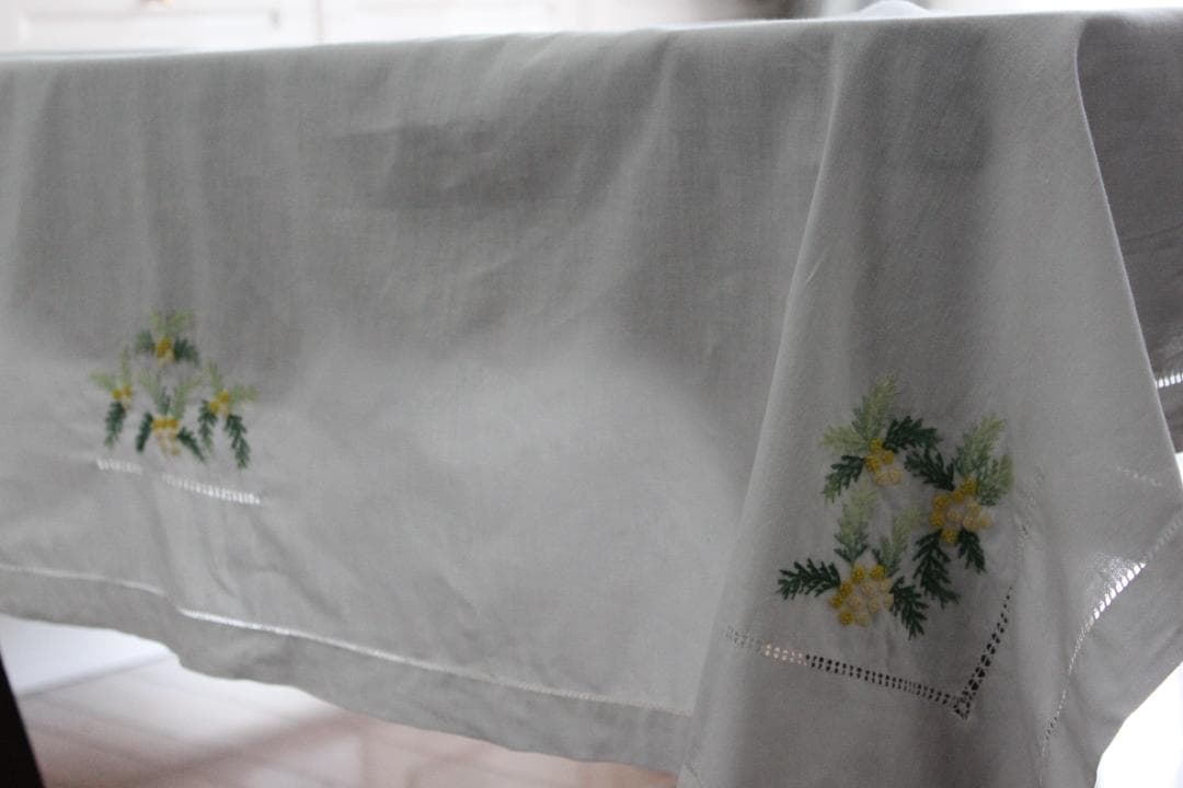 ミモザのテーブルクロス