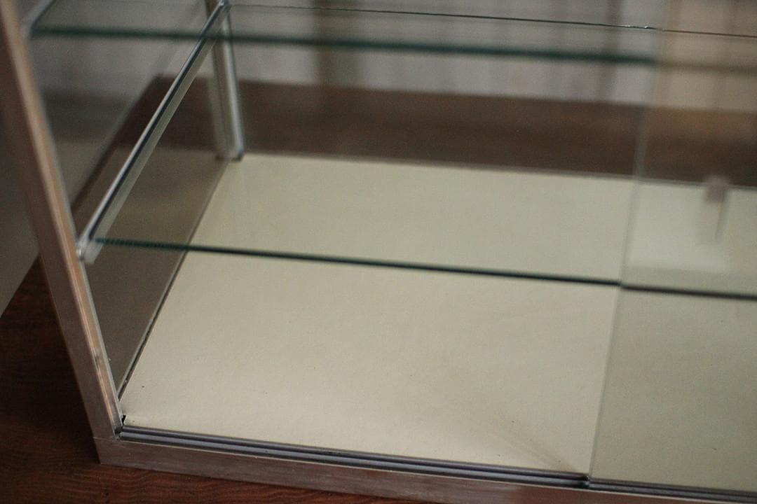 古いアルミフレームの卓上全面ガラスケース　収納棚　キッチン収納　古家具　古道具