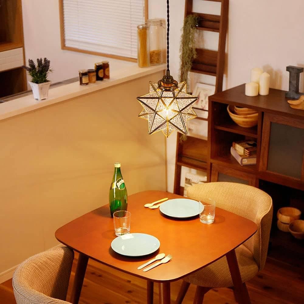 真鍮とガラスの照明が室内を幻想的に照らすペンダントライト