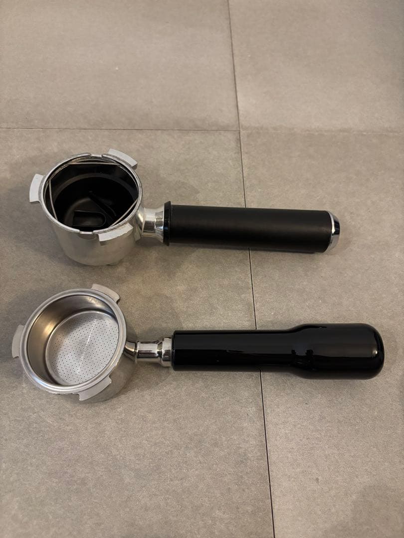 DeLonghi Dedica EC680M シルバー エスプレッソマシン