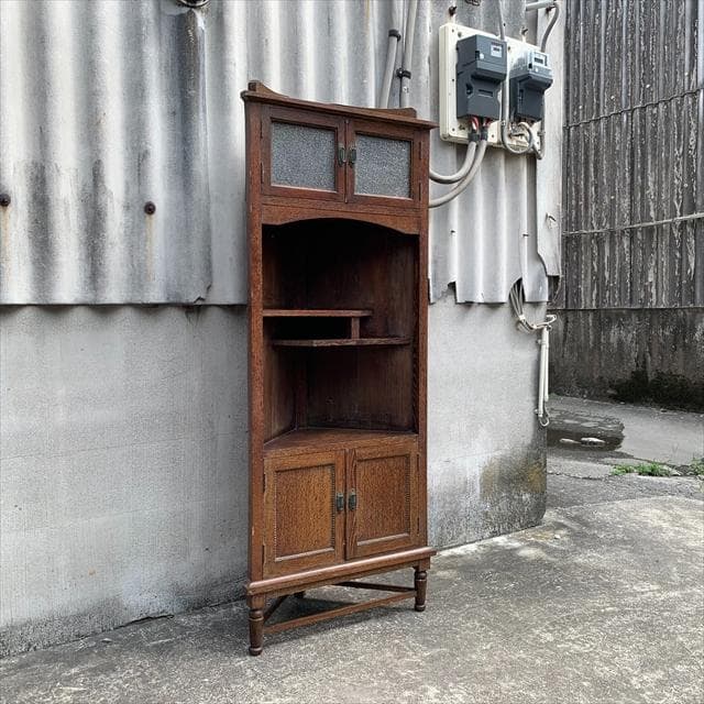 昭和の時代に作られたレトロなコーナーキャビネット