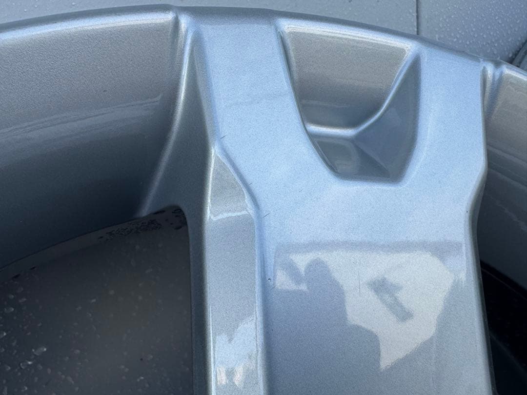 新車外し!! 純正 15インチホイール　シルバー　センターオーナメント付き　①