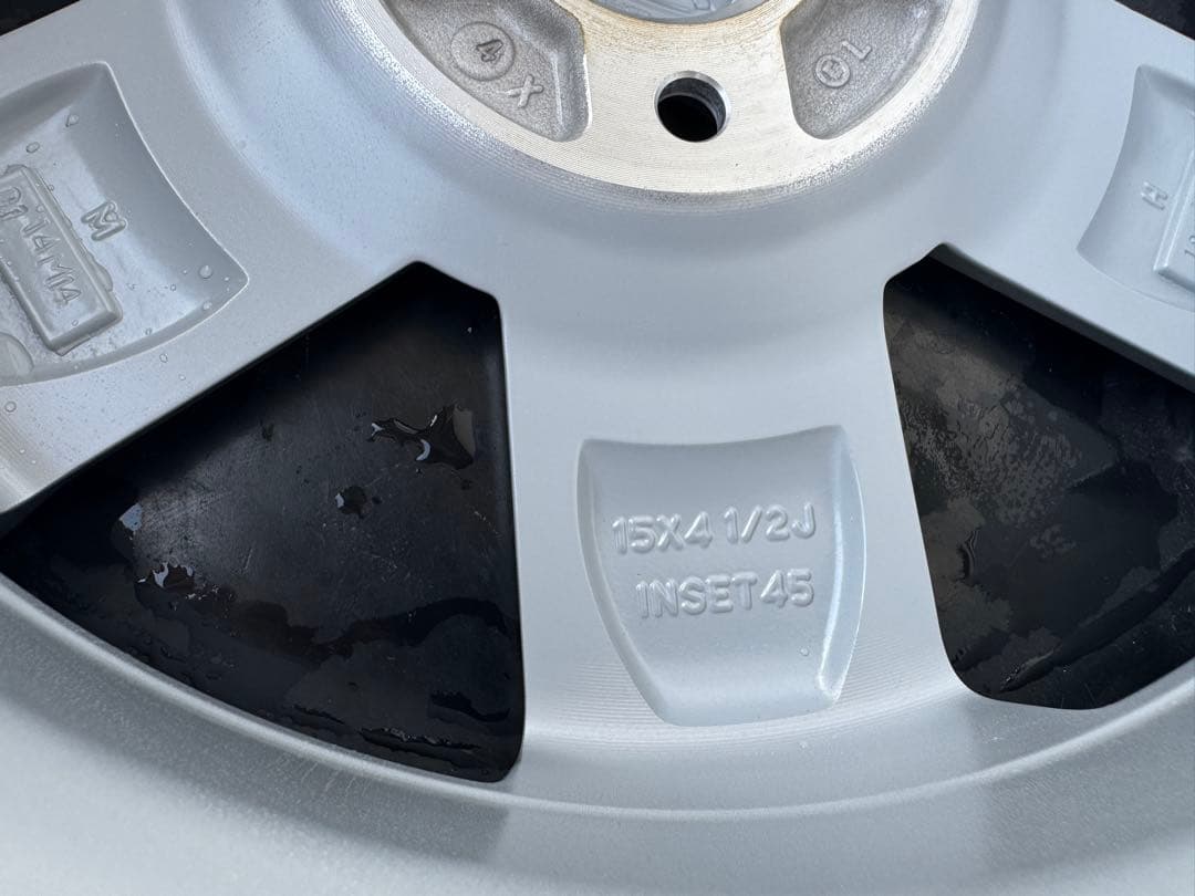 新車外し!! 純正 15インチホイール　シルバー　センターオーナメント付き　①