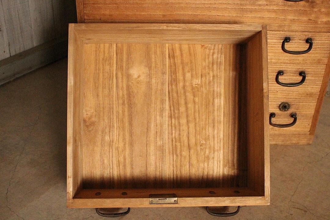 古い小ぶりな木製の引き出し7杯　タンス　チェスト　古家具