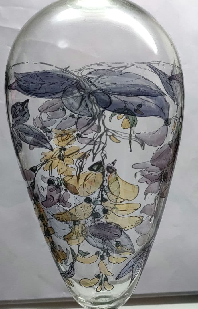 ドイツ製のガラス工芸品で、ハンドペイントまたはエナメル彩で花柄が描かれています