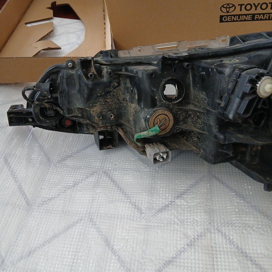 トヨタ　カローラフィルダー　運転席側ヘッドライト中古KOITO12-657