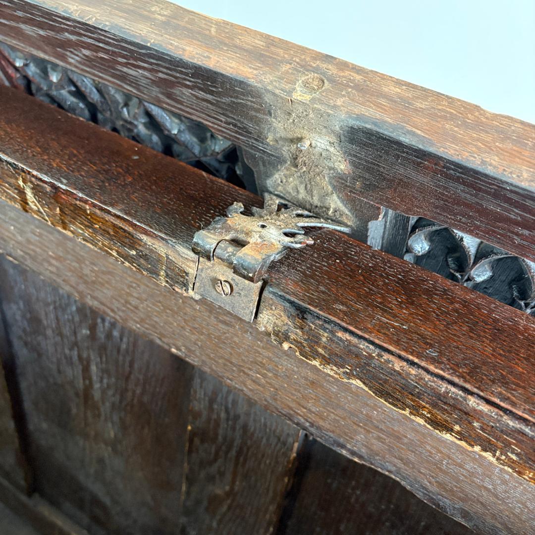 ゴシック様式　リネンフォールド　ブランケットボックス