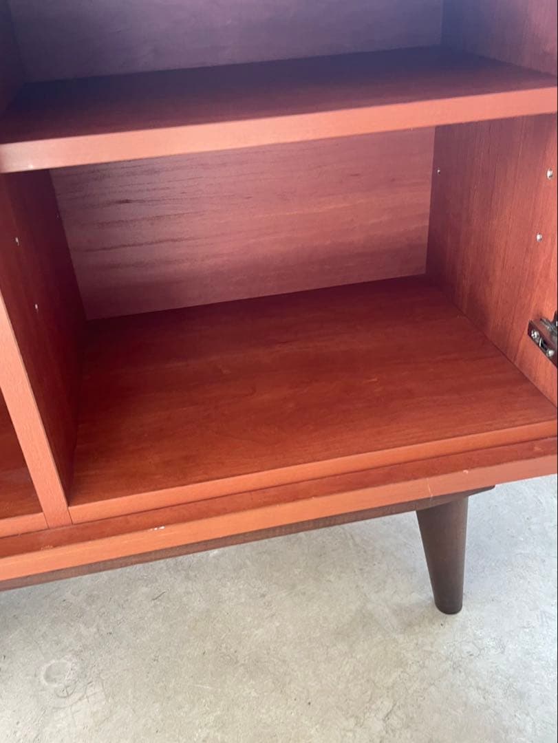 人気の北欧系　脚付チェスト　サイドボード