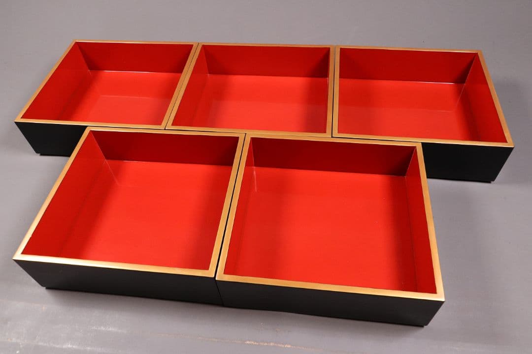 輪島塗 桐家紋 黒塗内朱塗 五段重 堅地布着 重箱 金蒔絵 木製 【MA357】