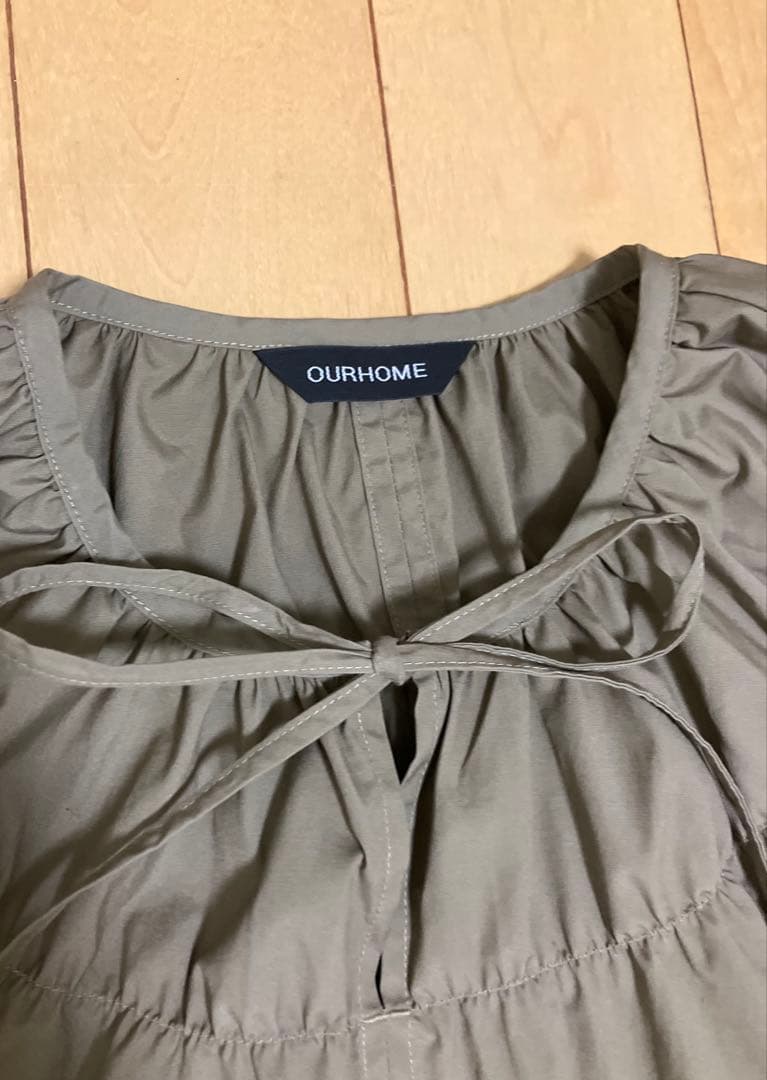 【美品】our アワホーム／たっぷりギャザーのフレアブラウス／オリーブ