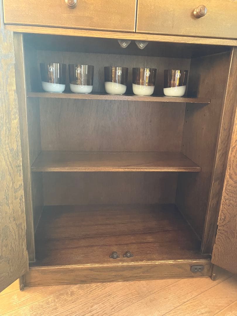 パリの雑貨屋　カップボード　食器棚　飾り棚　キャビネット　アンティークな雰囲気