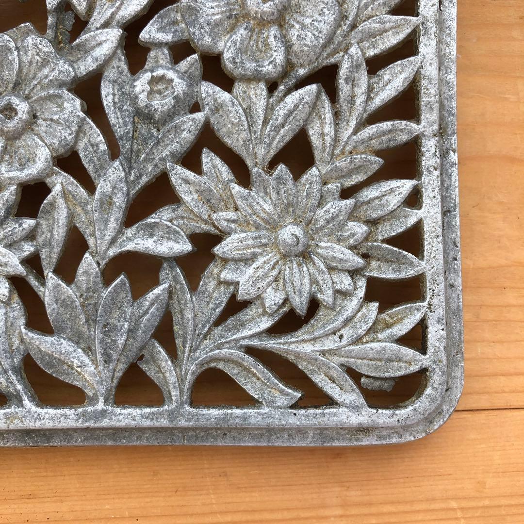 花のレリーフが美しい古い鍋敷き　トリベット　アンティーク　フランス　no.288