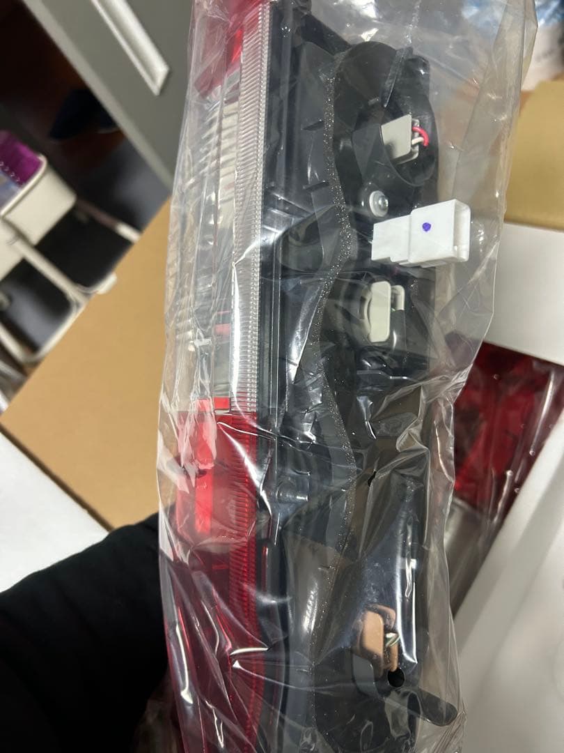 200系ハイエース8型 純正テールランプ 新車外し品【ジンジット】