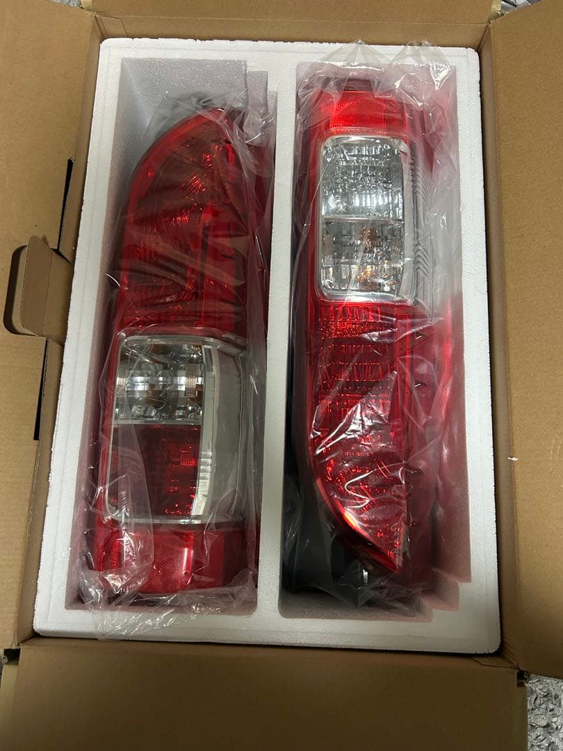 200系ハイエース8型 純正テールランプ 新車外し品【ジンジット】