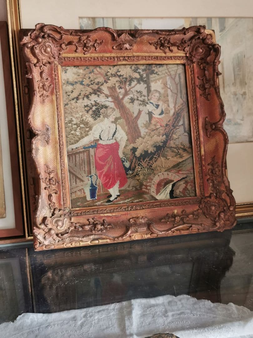 アンティーク 水を汲む女性 ラッパを吹く少年 プチポワン彫刻額装 ガラスフレーム