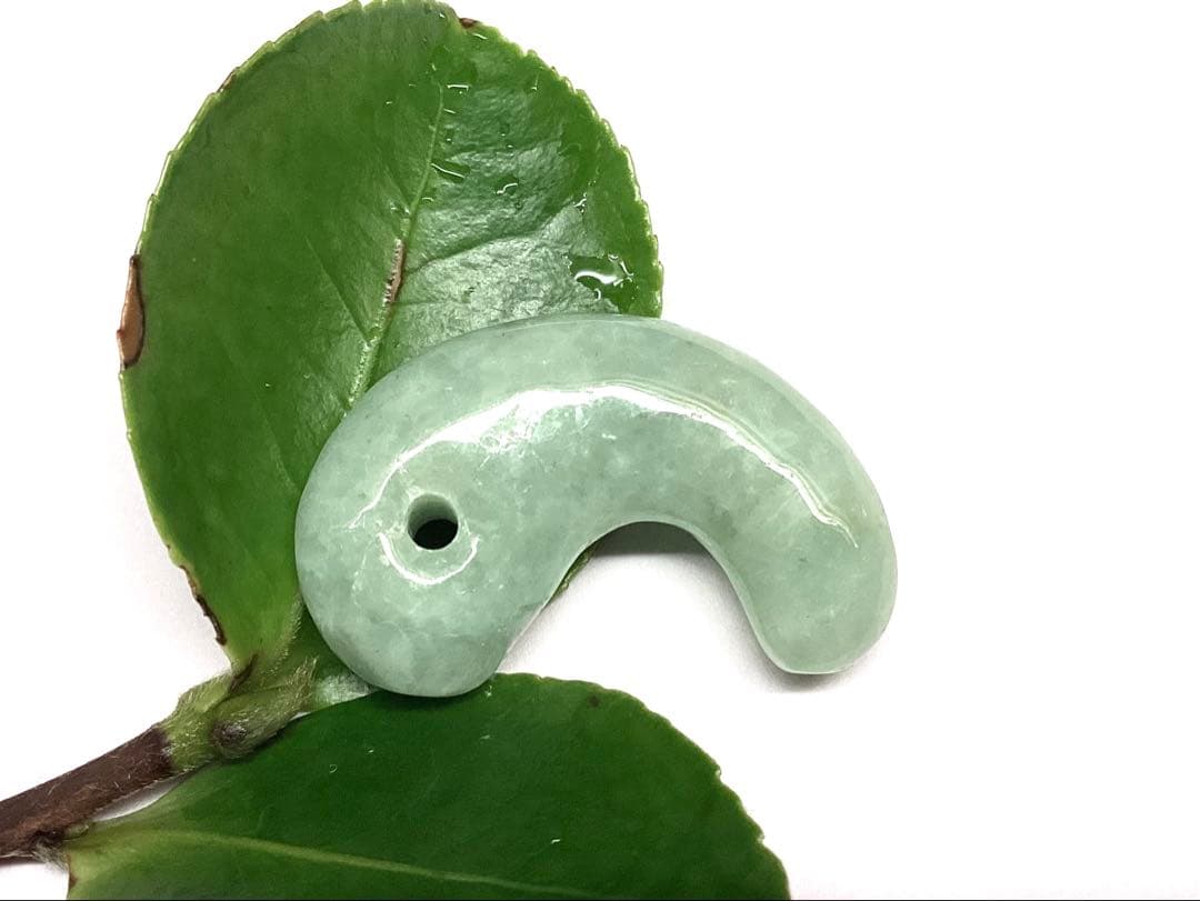 ✳摩訶不思議なパワー　糸魚川翡翠勾玉*本物硬玉　守護石をお身近に　鑑別書付本物を