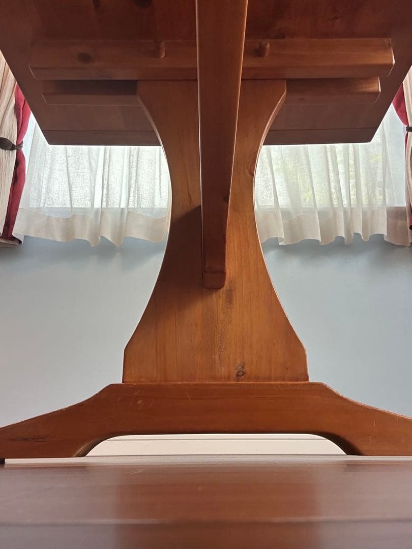 アントステラ・木製ダイニングテーブル ・4〜6人用　パイン材・カントリー