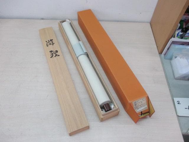 【未使用品】掛軸 小路光夫『遊鯉』日本画 絹本 箱付 掛け軸 L01403