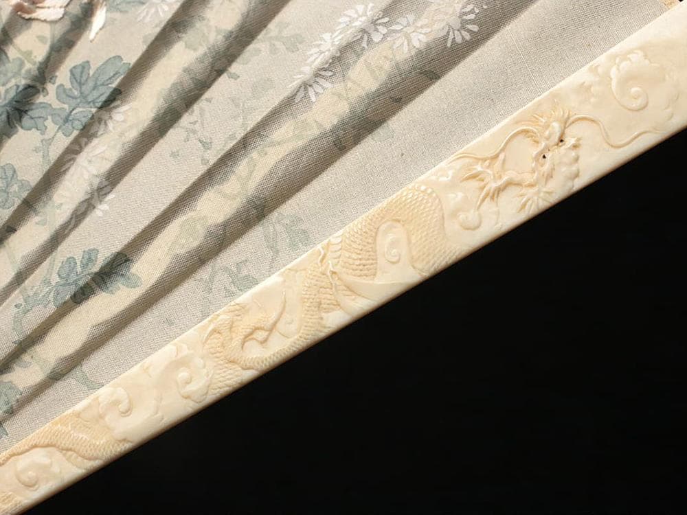 【繍】　★ 文房 彫骨絹面菊花紋折扇 ★　清朝期　彫刻龍紋 刺繍花卉　清供雅玩