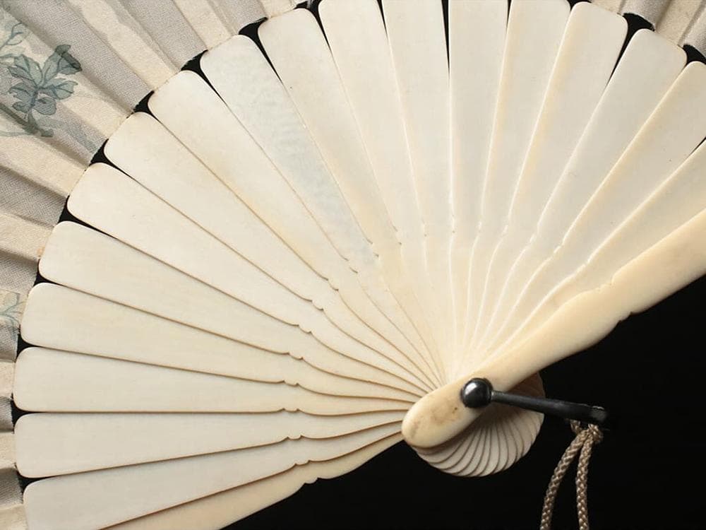 【繍】　★ 文房 彫骨絹面菊花紋折扇 ★　清朝期　彫刻龍紋 刺繍花卉　清供雅玩