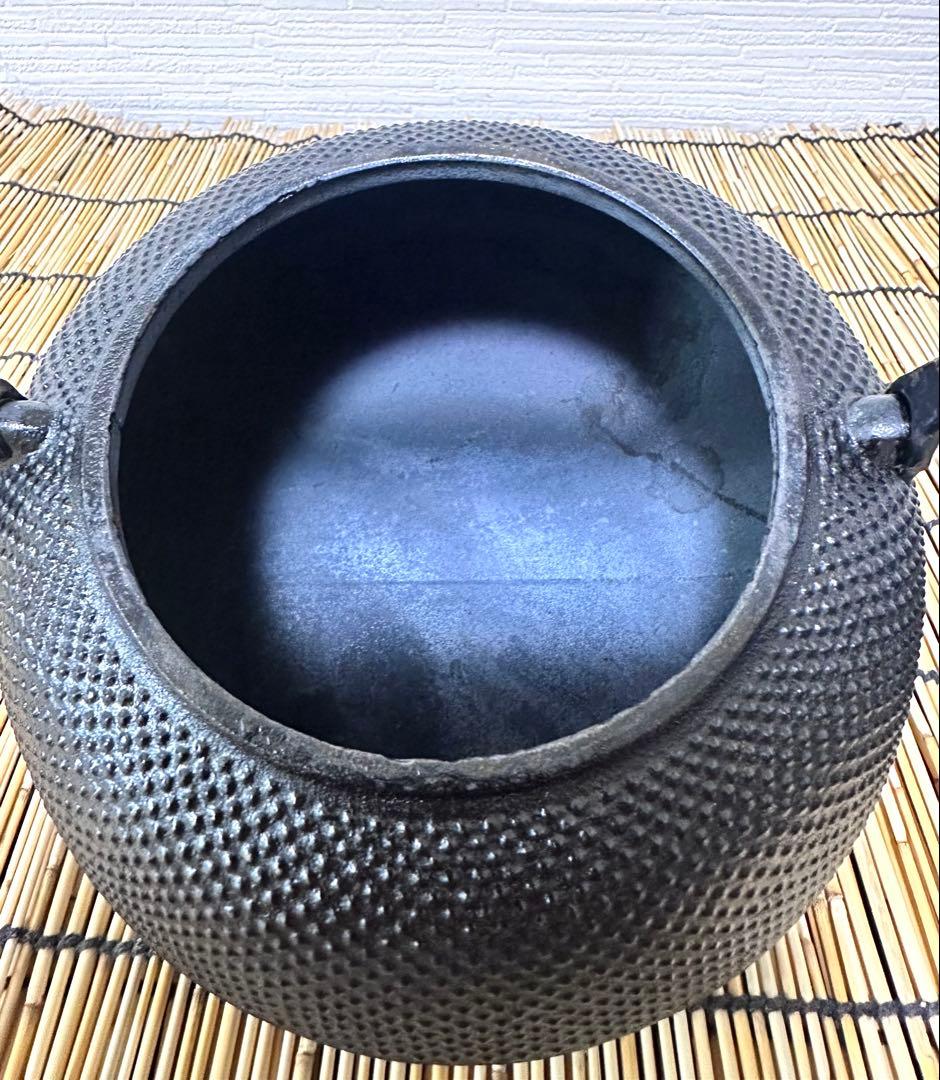 未使用、保管品、付属品付　南部岩鋳造　１８型平アラレ　南部鉄瓶　南部鉄器　鉄瓶