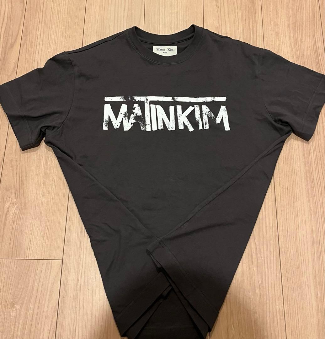 Matin Kim HANGEUL LOGO BIG Tシャツ